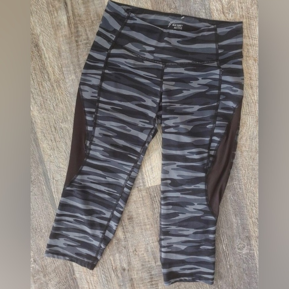Old Navy Cropped Camo Striped Leggings